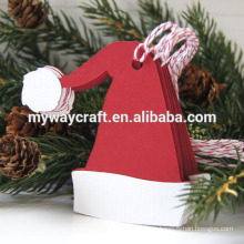 Diseño de fantasía sombrero de santa rojo en forma de etiquetas de regalo de Navidad para la decoración de árboles de Navidad